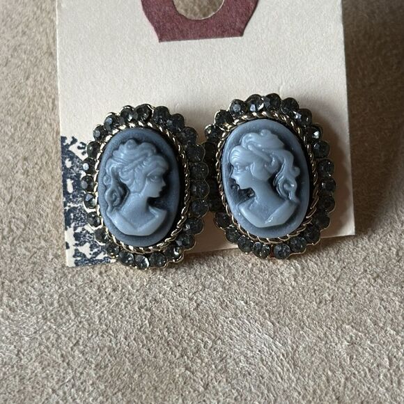 Vintage Cameo Stud Earrings! - Picture 5 of 5